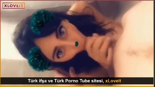 Busecik çok bağrıyor sikilirken