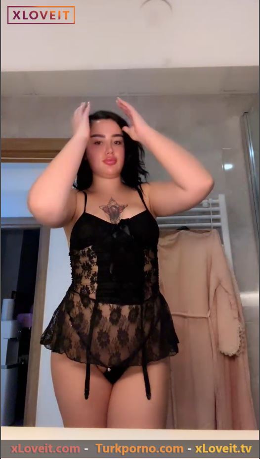 Tango Bal Dudak ifşa Banyoda vücudunu sergiledi